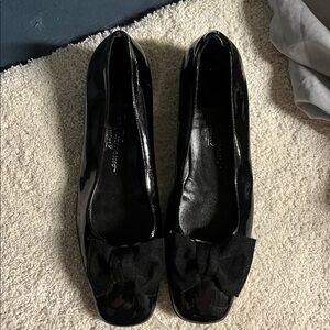 Salvatore ferragamo patent leather bow flats